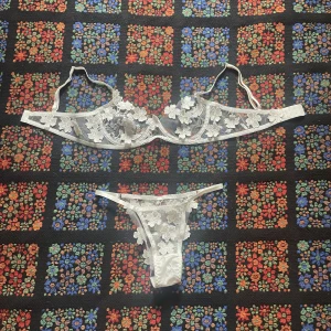 Underkläder med spets - Matchande underkläder med fina blommor i spets. Helt oanvända. Bh: 75 b Trosor: S