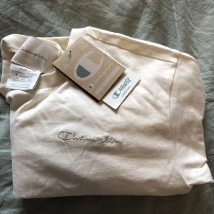 Champion tröja - Helt oanvänd tröja från champion. Cremevit färg och croppad modell