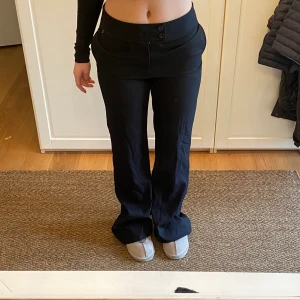 Kostymbyxor  - Fint skick, för långa på mig som är 165. Fläckarna är bara på spegeln…