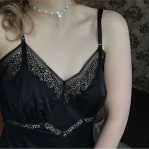 Lång svart klänning - Svart långklänning i satin liknande material med spets i kanterna. Tveka inte att meddela mig vid eventuella frågor och funderingar☺️ Har 3 för 2 på allt på min plick så gå gärna in o kika där!