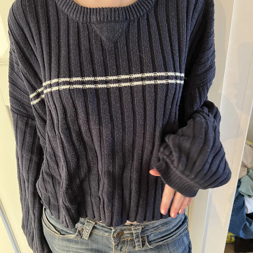 Jättefin stickad tröja från H&M! Storlek XL men sitter snyggt oversized på mig som har s! Något croppad i modellen. Har blivit lite nopprig💙. Stickat.