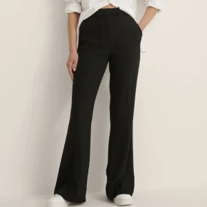 Nakd kostymbyxor - Kostymbyxor utsvängda från Nakd, storlek 36. Aldrig använda då de är för små.