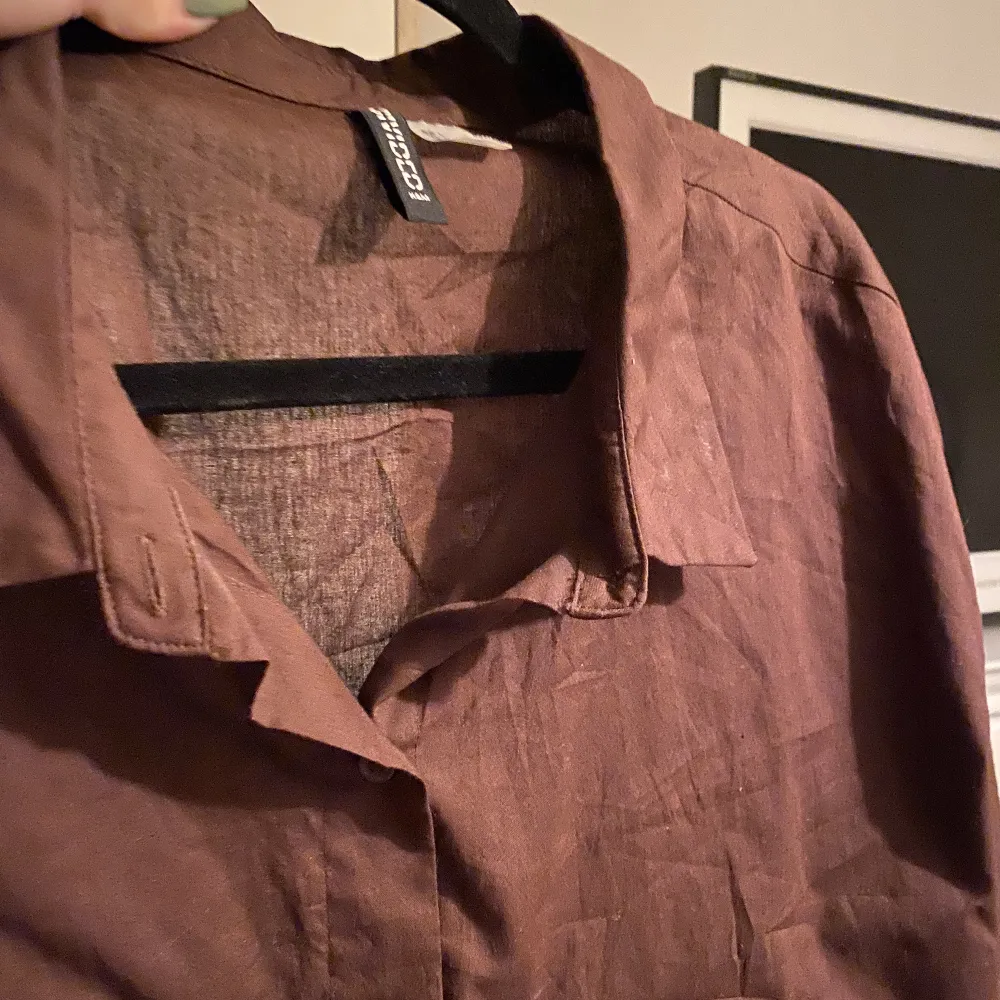 fin brun skjorta i strl m, jag brukar ha xs å den är rätt oversized på mig, beror på hur man vill ha den✨ lite croppad i modellen🫶🏻. Skjortor.