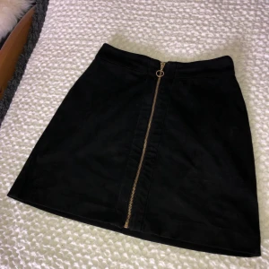 H&M - Svart läder kjol. En av mina favoriter som jag måste sälja pågrund av att den blivit för liten för mig:/ Extremt snygg och het passform om man vill framhäva kurvorna! Den är i Bra skick. Frakt är inlagt i priset:)