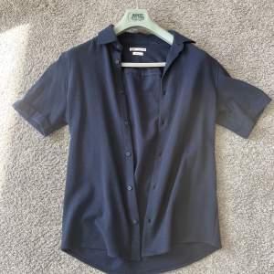 Sjukt snygg marinblå kortärmad skjorta från Zara. Perfekt till sommaren. Använd 1-2 gånger. 
