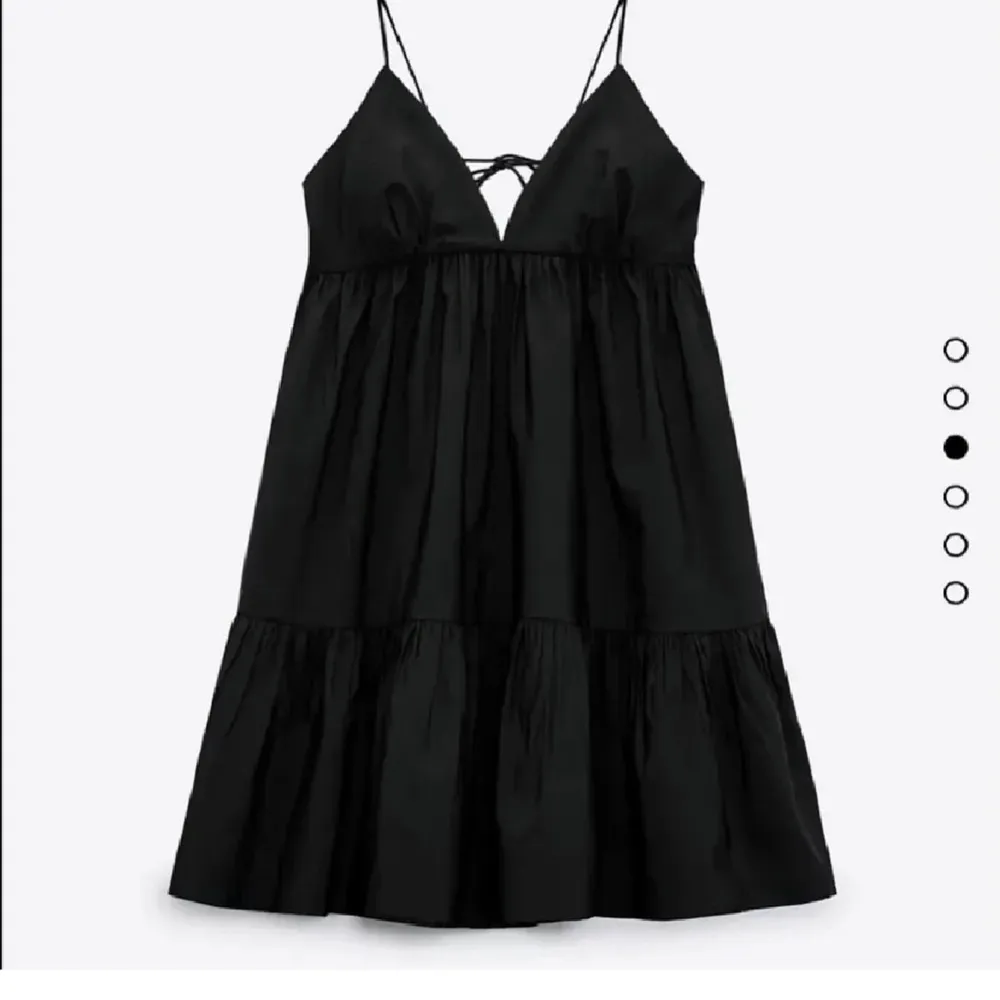 Säljer denna svarta zara klänningen!. Klänningar.