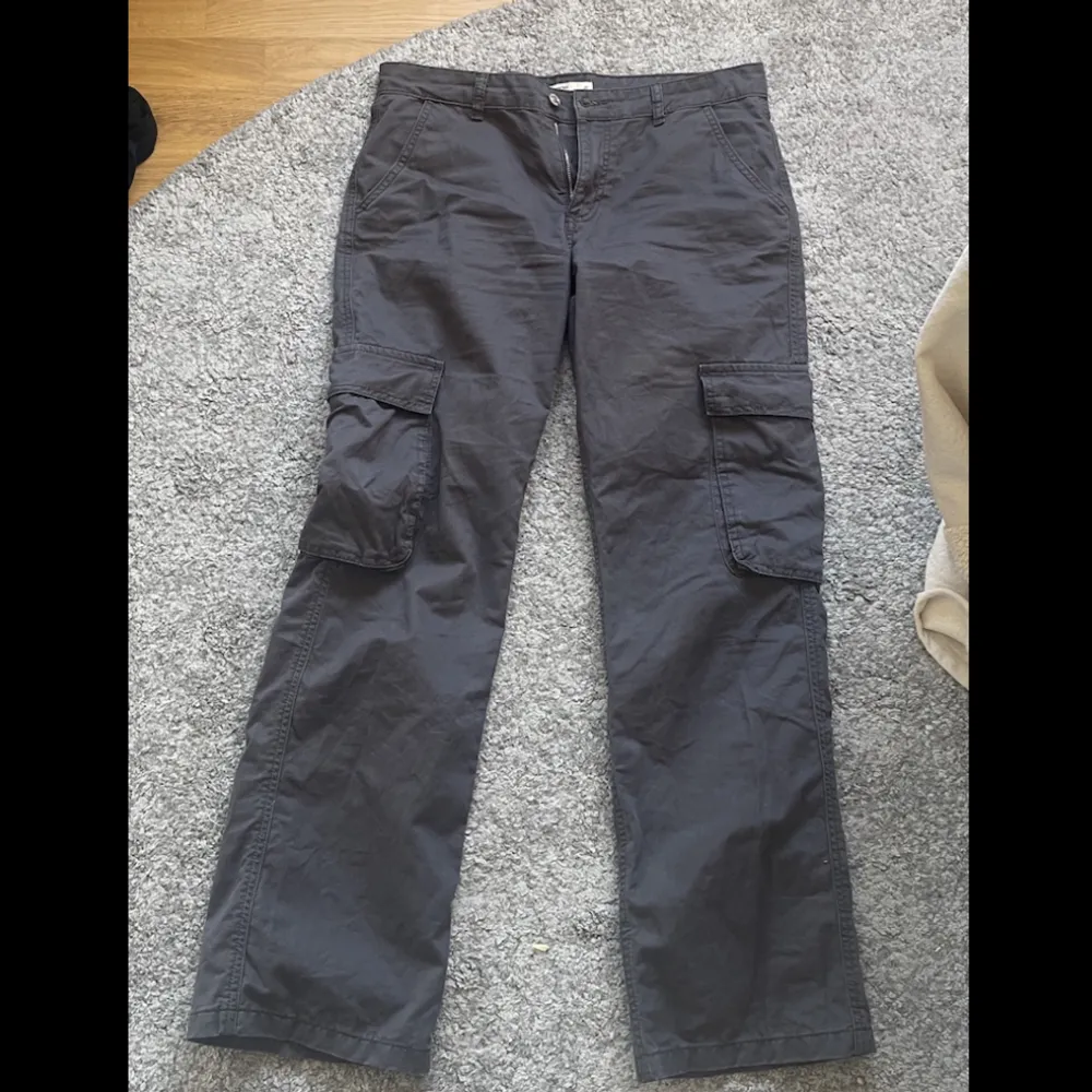 Gråa low waist cargo pants, storlek 38, från Gina Tricot. Säljer dom för att dom tyvärr blivit för små.. Jeans & Byxor.