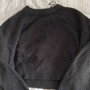 Jag säljer denna svarta stickade tröjan då jag inte använder denna. Jag har använt få gånger och det är inga skador eller missfärgningar. Skriv privat om ni är intresserade💘