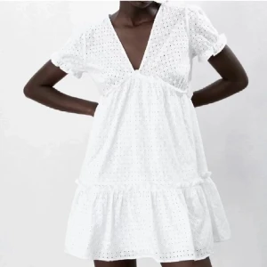 Zara klänning - Super fin zara klänning som köptes 2021 som itne kommer till användning längre💓💓 jätte fint skick