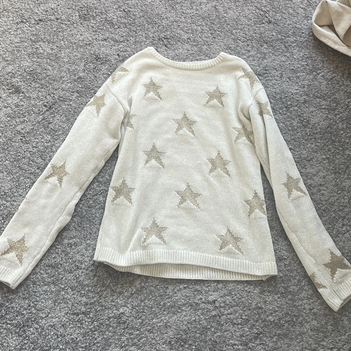 Tjocktröja med stjärnor på.