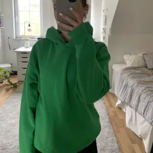 Grön hoodie som bara är använd ett fåtal gången❤️ Den är i stl XS men sitter lite oversized!