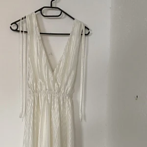 Klänning  - Jätte fin sommar klänning, tyvärr bara använd en gång
