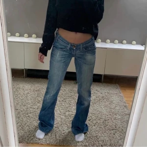 Lågmidjade jeans  - Säljer mina supersnygga lågmidjade miss sixty jeans! Passar någon som har typ 34 i jeansstorlek. Innerbenslångd 82 och midjemått 38. Skriv för fler frågor💓🙌🏼