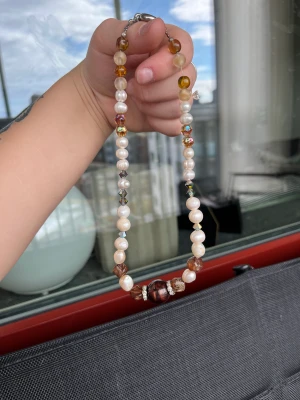 Halsband - Två halsband. Skriv i chatt vilken du vill ha så postar ja den. 50 för båda.