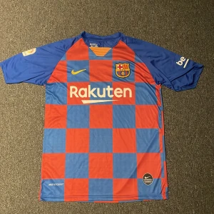 Fc barcelona t shirt  - Säljer min fc barcelona tröja då den har bara används 4 gånger och är stor i storlek. Användes vid säsongen 19/20 och griezmann på ryggen då han värvades till Barca. Köparen står för frakten. 