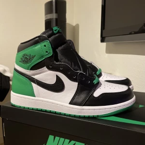 JORDAN 1 Retro High Lucky Green - Hej säljer ett par lucky green som jag nyligen vann på SNS i storlek 42,5 går för 229$ på stockx helt oanvända. Passar dig med 42 lika bra!
