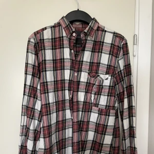 Herrskjorta i fint skick - Rutig herrskjorta i fint skick. Passar även dam för en oversized look.  