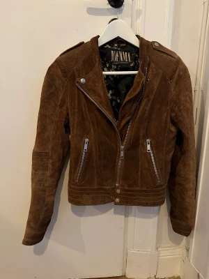 Mockajacka Jofama  - Brun mockajacka (äkta mocka) från Jofama. I använt skick vilket ger den en fin vintagekänsla.   Strl 34.   Kan skicka eller hämtas på Södermalm. 
