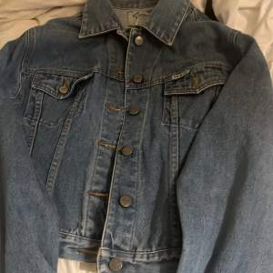 en jätte fin star blue jacka i jeans matrial💓, med små gullig fickor på båda sidorna. Säljer för jag änvänder inte längre. Den kostade 3500.