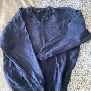 Blå stor sweater - Super söt! Säljer för att jag inte har plats för den🥲 storlek XXL så perfekt för om man gillar oversized!