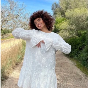 Studentklänning - Säljer denna slutsålda jättefina klänning från NA-KD som är perfekt för studenten!😍 Aldrig använd med lapparna kvar🥰 Buda privat vid intresse!😊