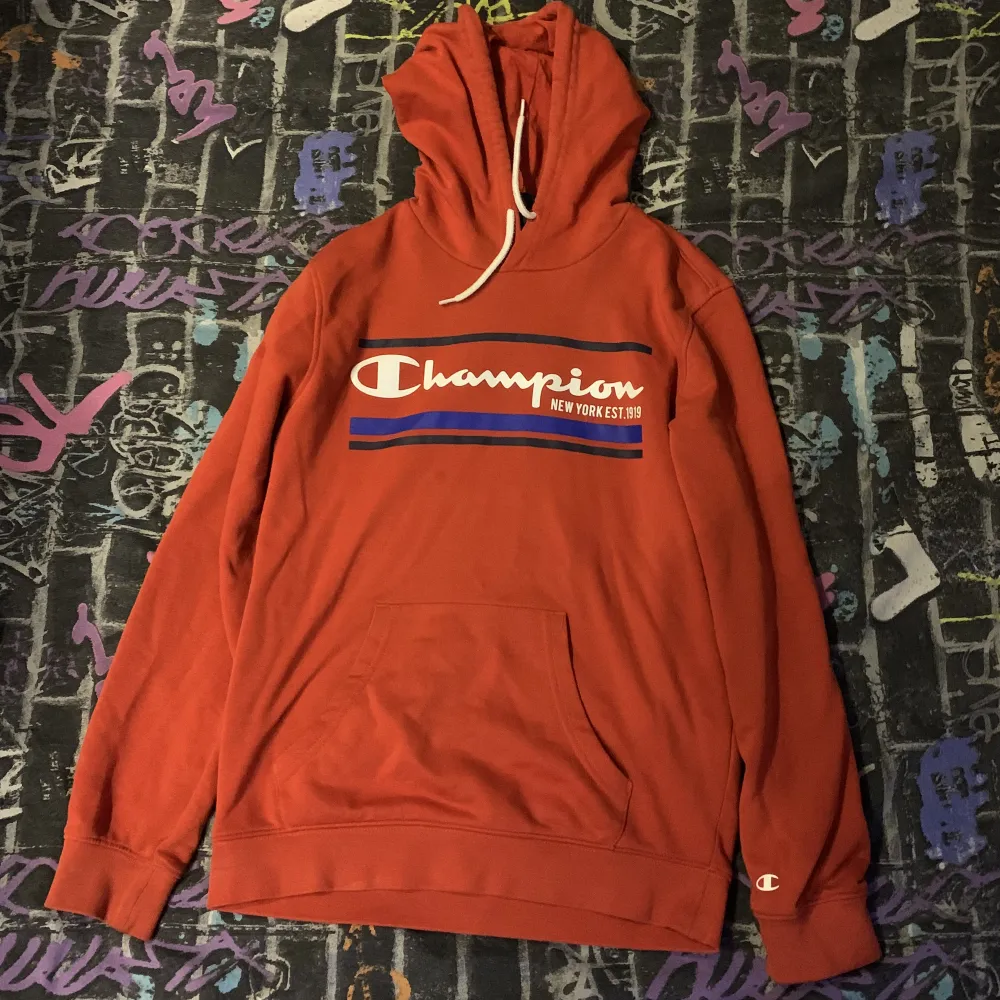En röd Champions hoodie köpt för 399 som jag aldrig använt, praktiskt taget nyskick | Köparen står för frakt | . Hoodies.