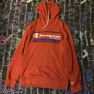 Röd Champions hoodie - En röd Champions hoodie köpt för 399 som jag aldrig använt, praktiskt taget nyskick | Köparen står för frakt | 