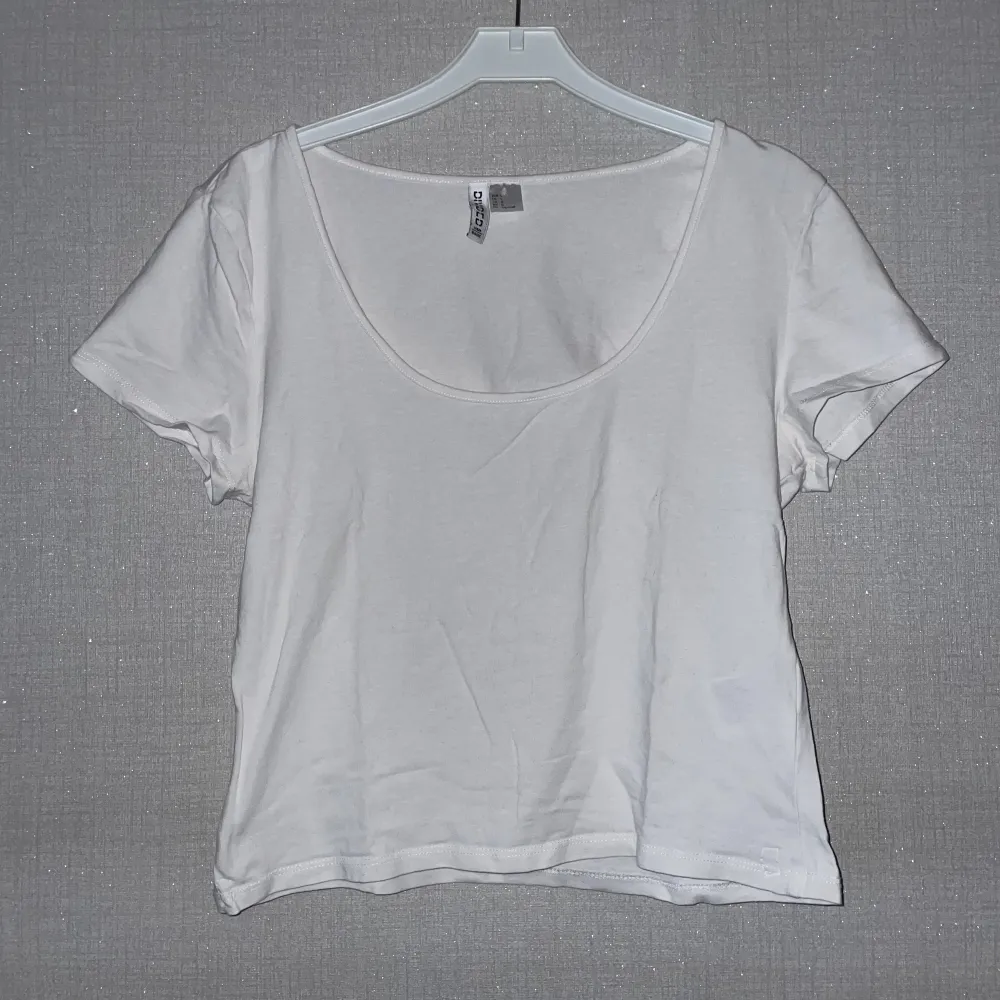 Säljer min vita croppade t-shirt, den är som ny!💕(Köparen står för frakt). T-shirts.