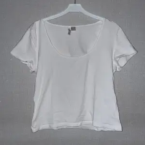 Säljer min vita croppade t-shirt, den är som ny!💕(Köparen står för frakt)