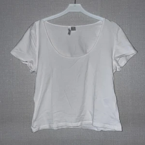 Vit T-shirt - Säljer min vita croppade t-shirt, den är som ny!💕(Köparen står för frakt)