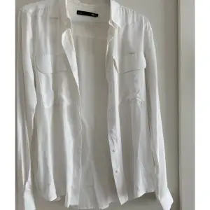 Säljer en vit skjorta från Lager157 i storlek S🙌🏼 knappt använd och i tunt och luftigt material, skön till sommaren☀️
