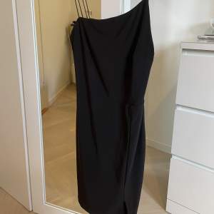 Så snygg och elegant svart klänning med slit nertil. Använd några få gånger så väldigt fint skick. Storlek M men skulle säga mer som en XS/S. Passar mig som annars har XS/S