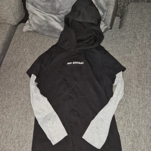 Vanlig tröja - Denna tröja har storlek 134-140 den är i bra skick. Hör av er vid frågor ;)