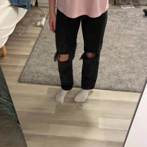 Straight jeans  - Dem här jätte fina högmidjade jeansen från Gina tricot/Young Gina säljer jag! Dem är i ett riktigt fint skick💖jag tar endast swish‼️