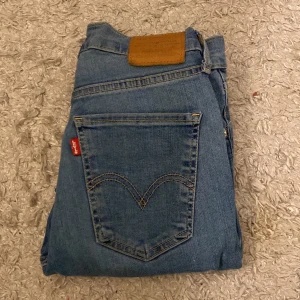 Levis jeans - Mile high super skinny  - Mile high super skinny strl 26 Jätte fint skick och super fin blå färg