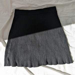 Kort ribbstickad kjol med elastiskt midjeband i nyskick