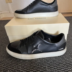 Arigato skor - Säljer ett par snygga arigatos i bra skick. Ny pris 2300kr