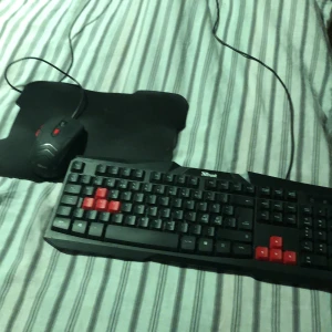 Tangentbord och mys - Billiga saker ett tangentbord och mus och musmatta