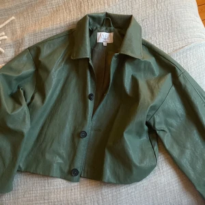 Vårjacka Nakd  - Supersnygg skinn imiterad jacka . Superfin grön färg och använd några gånger . 💕