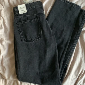 Mid waist straight jeans - Säljer mina svarta mid waist raka jeans från zara, helt oanvända. Säljer dem eftersom jag köpte dem i fel storlek. Nypris 270kr säljer dem för 180kr plus frakt