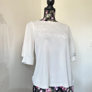 Tunn vit topp - Vit tunn topp från H&M. Har den i flera färger och älskar den, har även två stycken i vit och därför säljer jag den ena😍