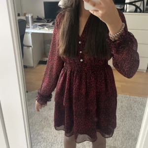 Zara klänning  - säljer denna skitnsygga sommarklänning från zara, endast andvänd fåtal några gånger💗