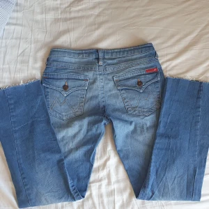 Blå jeans bootcut - Snygga lågmidjade vero moda jeans som ej säljs längre! Jeansen är tyvärr för små och för korta på mig som är 166cm lång. Dem är avklippta längst ner💕 mått: innerbenslängd: 72cm, midja: 39cm
