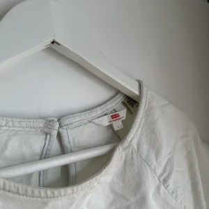 Levi’s klänning i jeans material - Ljusblå klänning i jeans material i storlek L från Levi’s. Endast använd ett fåtal gånger. Nypris 1000 kr