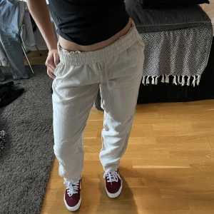Linnebyxor  - Snygga linnebyxor i en jättefin beige färg! Aldrig använda! På första bilden har jag vikt ner kanten💓💓