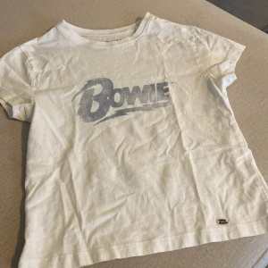David Bowie-tröja - Snygg men simpel tröja med Bowie-tryck. Superskön och perfekt längd (önskas fler bilder så hör av dig 😊).  Toppenskick!