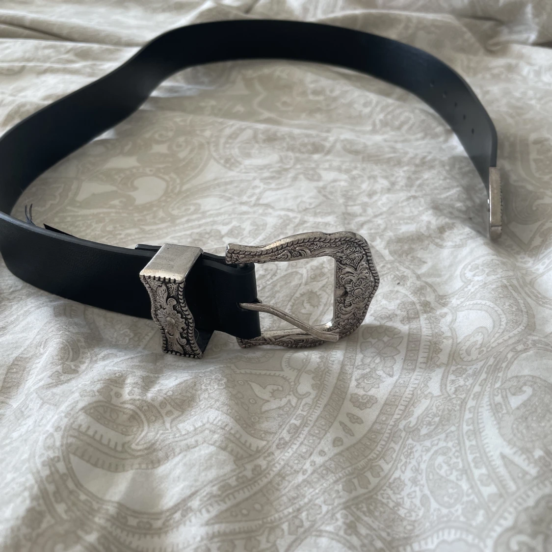 Svart bälte med silverdetalj