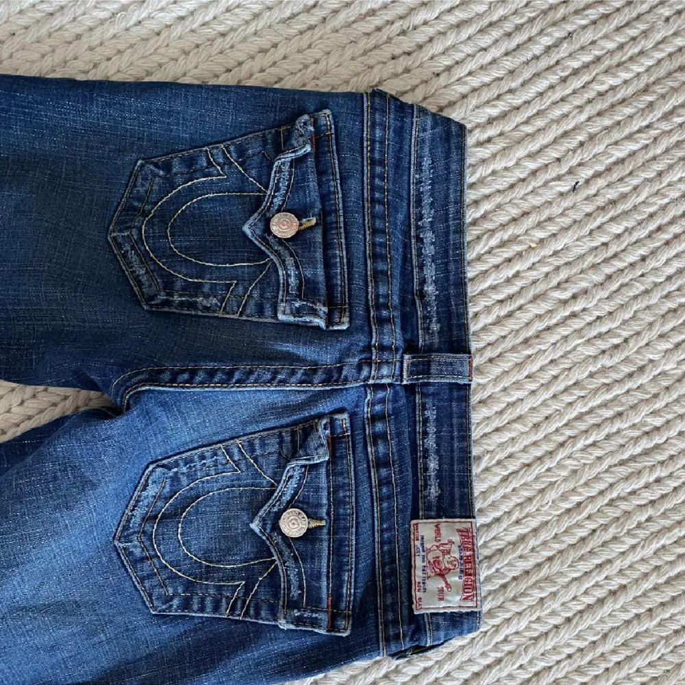 Ett par bootcut truereligon med 37 cm rakt över midjan, 75 innerben och 95 ytterben. Jeans & Byxor.
