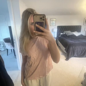 Sandro T-shirt  - Jag säljer min snygga rosa T-shirt från Sandro. Använt endast en gång. Storlek 1 skulle jag säga motsvarar s/m❤️ 100 kr+frakt