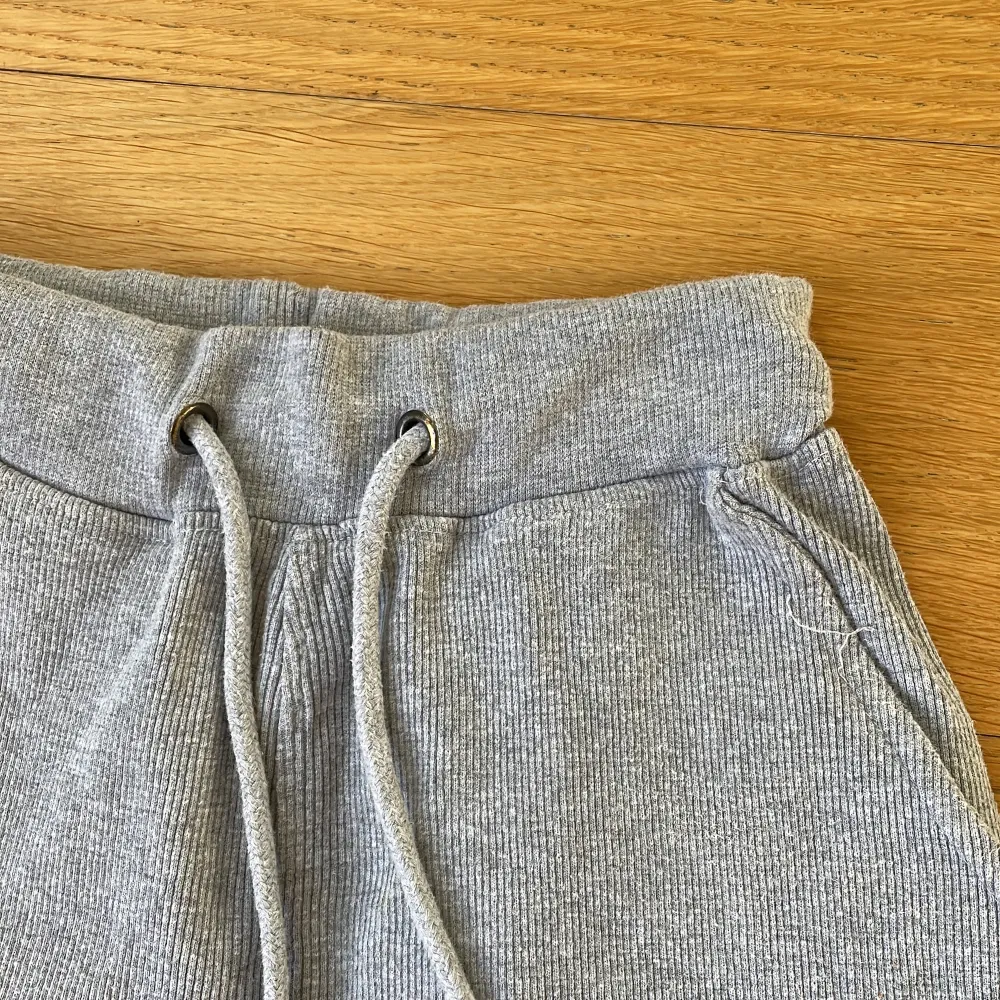 Säljer ett par gråa mjukisbyxor! Kommer tyvärr inte till användning längre❣️. Jeans & Byxor.